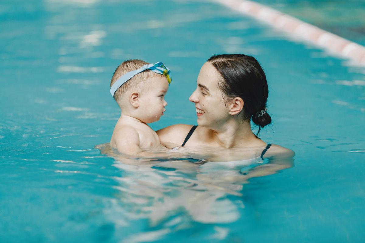 Advantages to Swimming With Infants